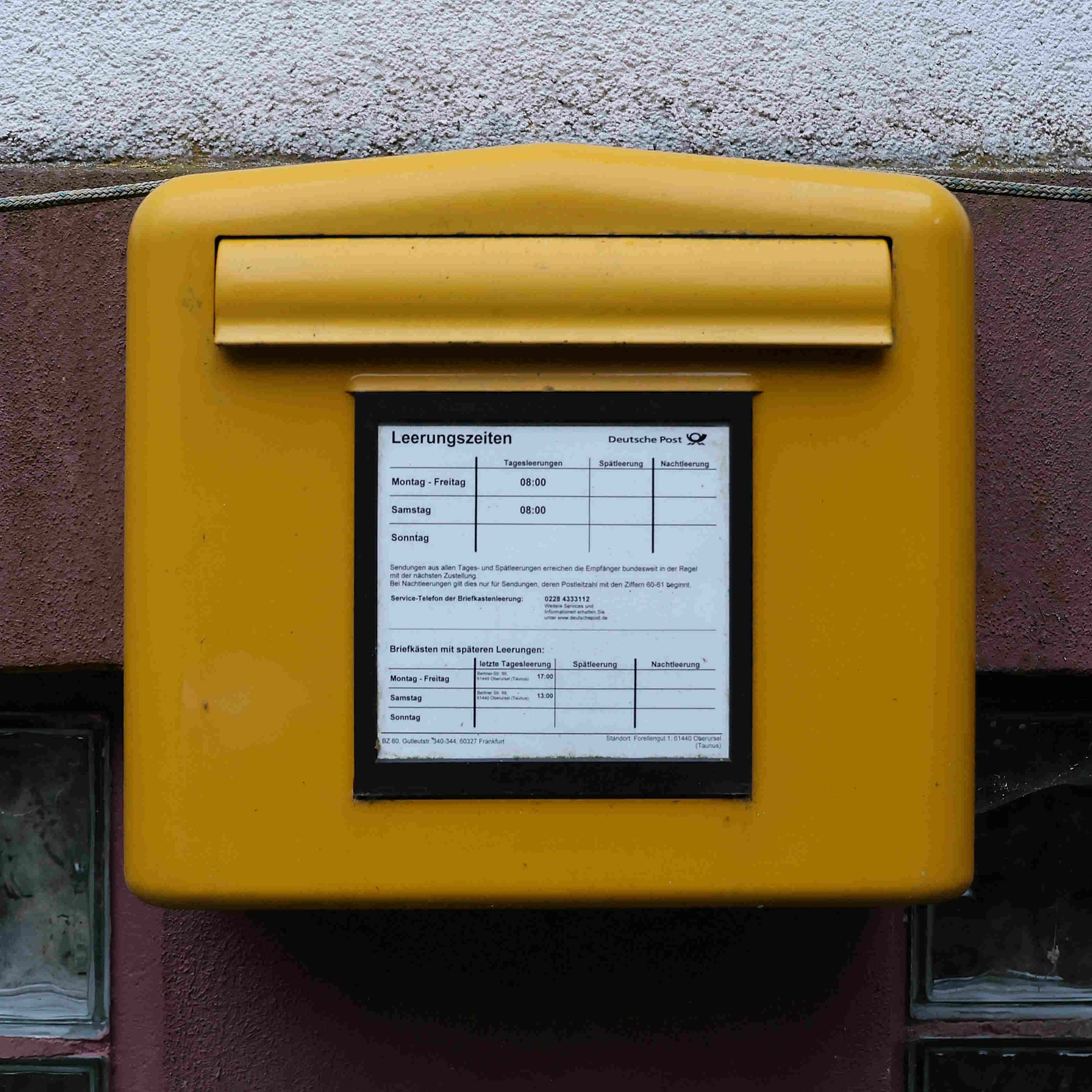 Post-Briefkasten auf dem Forellengut Herzberger, Leerung von Montag bis Samstag um 08:00 Uhr